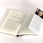 Ein aufgeschlagenes Buch mit dem Kapitel "Wirkliche Gefahren der Künstlichen Intelligenz". Ein Lesezeichen zeigt Prof. Dr. med. Joachim Bauer.