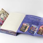 Offener, dreifach gefalteter Umschlag mit Texten und Illustrationen, darunter Blumen und eine Zertifikaturkunde.