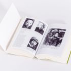 Ein aufgeschlagenes Buch zeigt Fotos und Texte. Die Bilder sind Porträts, der Text erklärt historische Beziehungen.