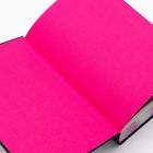 Leeres, neonpinkes Buch mit geöffneten Seiten.