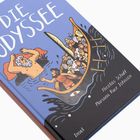 Text: "DIE ODYSSEE, Nicolás Schuff, Mariana Ruiz Johnson, Insel." Illustration zeigt ein Schiff mit Figuren und einer im Wasser.