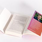 Ein offenes Buch mit sichtbarem Text, darüber ein bunter Einleger mit Text über Mark Wolynn und einem Foto von ihm.