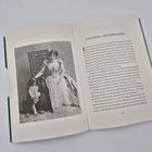 Text: "Vom Matilda- zum Treibhauseffekt". Foto einer Frau im langen Kleid neben einem Hund auf einem Fellteppich.