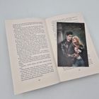 Seitenzahlen 104 und 105. Illustration zweier Personen, der Mann hat dunkle Kleidung, die Frau lange blonde Haare.