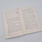 Eine aufgeschlagene Seite eines Buches zeigt den Text "8. Mai" und die Seitenzahlen 246 und 247.