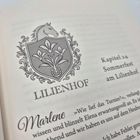 Kapitel 24: Sommerfest am Lilienhof. "Marlene..." Oberhalb ein Wappen mit Pferdekopf und Lilien, darunter "LILIENHOF".