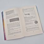 Doppelseite eines Buches. Links: Handynachrichten in Sprechblasen. Rechts: Werbung für "The Rosebrook Rag" mit Hashtags.