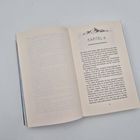 Kapitel 6, Seite 75. Illustration eines Berges über dem Kapiteltext. Das Buch liegt offen auf einer hellen Oberfläche.