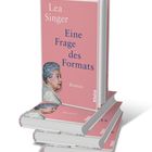 Text: "Lea Singer", "Eine Frage des Formats", "Roman", "PIPER". Rosa Buchcover, Frau im Profil, mehrere gestapelte Bücher.