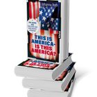 Auf mehreren Büchern ist der Titel "THIS IS AMERICA - IS THIS AMERICA?" von Johanna Roth zu sehen. Hintergrund mit USA-Flagge.