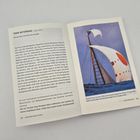 **Thor Heyerdahl 1914–2002. Mit der Kon-Tiki über den Pazifik.**

Links: Text über Heyerdahls Expeditionen. 
Rechts: Foto eines Segelschiffs mit großen, geblähten Segeln auf dem Meer.