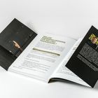 Ein Buch zeigt Texte über Trainingsziele und Wiederholungszahlen. Bilder von einem ausgestreckten Arm und einem Mann sind sichtbar.