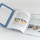 Text links: "Guter Schlaf beginnt nicht am Abend im Bett, sondern am frühen Vormittag."  
Rechts: Abschnitt über Atemstörungen mit Illustrationen.