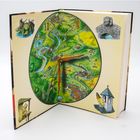 Ein illustriertes Kinderbuch zeigt eine bunte Landkarte mit Flüssen, Dörfern und Figuren wie einem Frosch und einer Brücke.