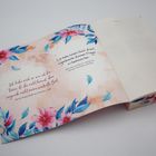 Zwei Zitate auf floralem Hintergrund: eins über Selbstliebe und eins über das Desinteresse an dummen Fragen.
