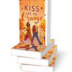 Text: "ALIX BENTE, KISS ME IN ORANGE, Eine herbstliche Small Town-Romance". Illustration: Paar im Herbst auf Buchcover.
