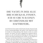 DIE NACHT, IN DER ALLE IHR SCHICKSAL FINDEN. ICH SUCHE NUR EINEN BUCHHÄNDLER MIT HAFTBEFEHL. Oberhalb ist ein verziertes Dolch-Logo. Darunter beginnt ein Abschnitt über die Geschehnisse in der Hauptstadt.