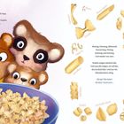 "Frühstück ist fertig!", ruft Papa. Drei niedliche Tiere schauen überrascht auf eine Schüssel voller Nudeln. Verschiedene Nudelarten sind rechts illustriert und benannt.