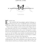 Kapitel Eins. TISAANAH. Illustration: Ein Schmetterling ziert eine geschwungene Linie, darüber ein Halbmond mit Strahlen.