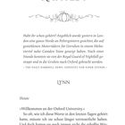 **KAPITEL 1**

Textelemente mit Zierlinie:

Es wird berichtet, dass Poltergeister in London Chaos verursachten. 

**LYNN**

Heute: Willkommen an der Oxford University. 

Emotionale Worte verdeutlichen die Reaktion auf die Begrüßung. 

Seite 12.