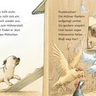 Links sieht man einen Mops, der eine Rampe hochgeht. Rechts Hühner und Federn, der Mops schaut aus einem Fenster.