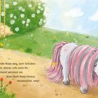 Text: Traurig trabt Rosa weg, zum Schultor. Sie lauscht. Keiner ruft nach ihr. Niemand vermisst sie. Also läuft Rosa hinaus. Hauptsache, weg!  
Ein kleines Einhorn mit rosa Mähne geht einen Pfad entlang; im Hintergrund ist ein Garten mit Tor zu sehen.