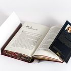 KAPITEL 54. Ein aufgeschlagenes Buch zeigt Kapitelüberschrift und Text, daneben ein Lesezeichen mit einem Porträt und Text.