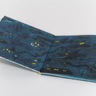 Mehrere cartoonartige Meerestiere mit gelben Augen auf einer blau-schwarzen Illustration.