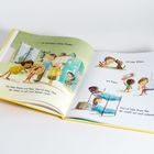 Buch mit Illustrationen: Links Familie in der Küche. Rechts Kind mit Hund, Vogel und im Bett mit Kuscheltier. Texte über Familie.