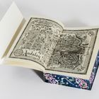 Offenes Buch zeigt eine alte Landkarte mit "Andalay" und "Das Reich", blumengeschmückter Einband.