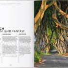 „Was noch Tradition und Fantasy“. Links: Text über Attraktionen in Ballycastle. Rechts: Eine Baumallee, „The Dark Hedges“.