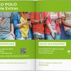 MARCO POLO Digitale Extras, Touren-Download, Playlist zum Roadtrip. Junge Menschen mit Smartphones.