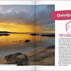 Text: "Oslofjord. Inseln, endlose Wälder und charmante Städte." Malerischer Sonnenuntergang am Wasser mit Felsen.