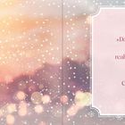 „Das ist nicht das Café, in dem alles realistisch durchgeplant werden muss. Das ist das Café der Träume.“ Schneeflocken und ein verschwommener Hintergrund mit warmen Farben.