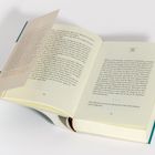 Buch auf einer weißen Fläche, Seiten 40 und 41 offen, Text in Deutsch, Kapitelnummer "III" oben rechts.