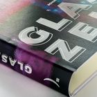 Text: „GLASZONEIT“ und „ROMAN“. Ein Buchcover in dunklen Farben mit glänzendem Cover und hellem Buchrücken.