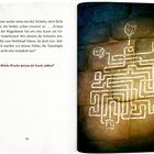 Text: „Welche Strecke müssen die Scouts wählen?“ Links Textabschnitt, rechts ein Labyrinth mit Totenköpfen und einem Wolfsymbol.