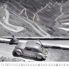 Kalenderseite mit Monat Juli, darunter ein kurvige Bergstraße, ein VW Käfer und eine sitzende Person auf einer Mauer.