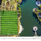 Kalender für Juli; links ein grünes Fußballfeld, daneben ein See mit einer kleinen Plattform und einem Pavillon.