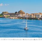 Kalenderblatt mit Datum 7 und Juli-Tagen. Segelboot vor Küste mit Festung und Häusern, blauem Himmel und Meer.