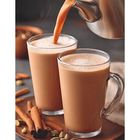 Seite 18. Eine Kanne gießt Tee in klare Gläser. Daneben Zimtstangen und Kardamom auf einem Holztablett.