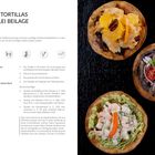 "Geröstete Tortillas mit dreierlei Beilage. Tostadas bieten unzählige Variationen. Zubereitungszeit: ca. 15 Minuten." Rechts sind drei Tostadas mit unterschiedlichen Belägen abgebildet.