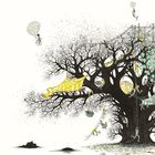 Menschen interagieren spielerisch mit einem großen, detaillierten Baum. Einige schweben mit Ballons oder auf Seilen.