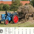 Text oben: "LANZ TYP D 2206", Baujahr 1954, 22 PS. Unten ein Kalender für Juli 2027. Traktor zieht einen Heuwagen auf einem Feld.