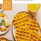Nährwert-Bonus: Infos zu Süßkartoffeln; Mein Tipp: Ersetzen durch Kürbis, Rote Bete; Gelbe Waffeln mit Joghurt und Orangensaft.