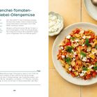 Fenchel-Tomaten-Zwiebel-Ofengemüse Rezeptseite mit Zutaten und Zubereitung. Rechts farbenfrohes Gemüsegericht auf Teller.
