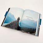 „Kultur heißt nicht, dass alle gleich sind, sondern dass sie wissen, wofür sie stehen.“ Ein Wanderer sitzt auf einem Felsen.