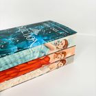 „SELECTION“ ist groß auf einem Buchrücken zu lesen, darunter der Name „Kiera Cass“. Drei übereinander gestapelte Bücher.