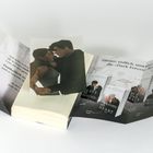 „Düster, tödlich, unwiderstehlich“; Illustration: Mann und Frau in inniger Umarmung; Buchserie mit Porträts.