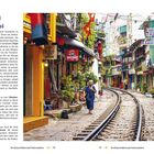 Hanoi. Durch die Train Street rauschen täglich Züge nur wenige Zentimeter an Häusern und Cafés vorbei. Charmante enge Straße.